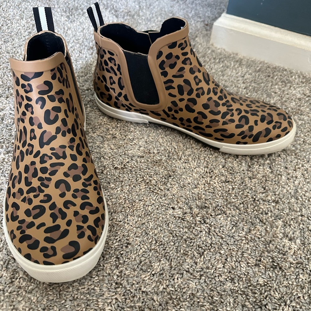 Joules Women’s Rainwell short slip on rain boots (never worn)